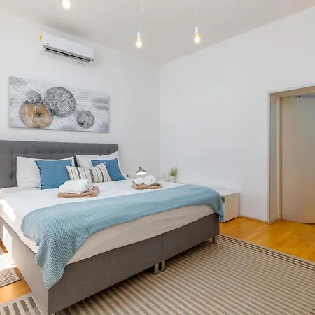 Villa Amia In For 6 People With Jacuzzi & Kids Playground - Pet Friendly