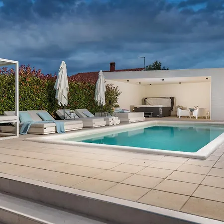 Villa Amia In For 6 People With Jacuzzi & Kids Playground - Pet Friendly Pula