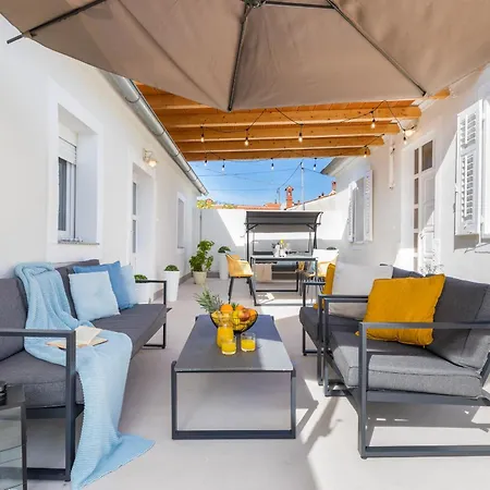 Villa Amia In For 6 People With Jacuzzi & Kids Playground - Pet Friendly