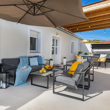 Villa Amia In For 6 People With Jacuzzi & Kids Playground - Pet Friendly *