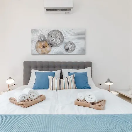 Amia In For 6 People With Jacuzzi & Kids Playground - Pet Friendly Villa *