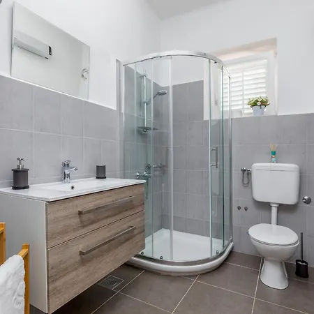 Amia In For 6 People With Jacuzzi & Kids Playground - Pet Friendly * Pula