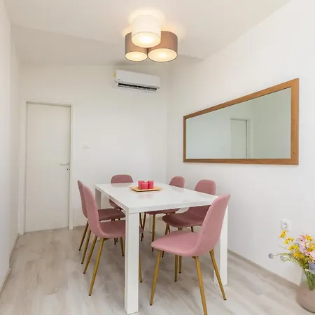 Amia In For 6 People With Jacuzzi & Kids Playground - Pet Friendly Pula