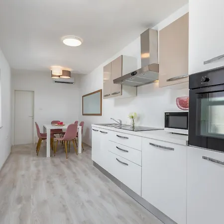 Villa Amia In For 6 People With Jacuzzi & Kids Playground - Pet Friendly