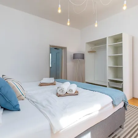 Amia In For 6 People With Jacuzzi & Kids Playground - Pet Friendly * Pula
