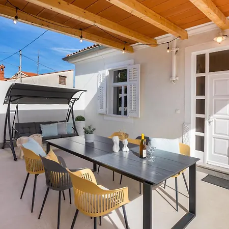 Amia In For 6 People With Jacuzzi & Kids Playground - Pet Friendly Villa