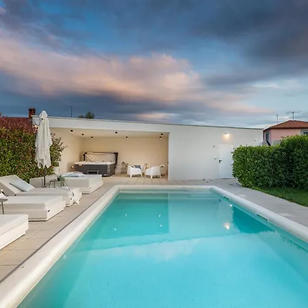 Amia In For 6 People With Jacuzzi & Kids Playground - Pet Friendly * Pula